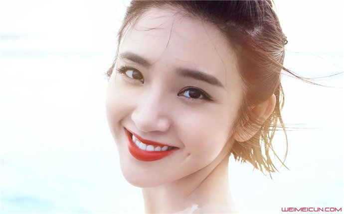 唐艺昕整容，探索明星美丽背后的故事