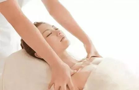 安全隆胸术，重塑自信的完美曲线